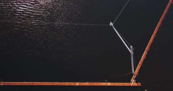 Vista aérea del anclaje del teleférico y un atleta cortando el agua, en un día soleado y caluroso — Vídeos de Stock