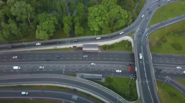 Trafik sıkışıklığı olan dolu arabaların üzerinden geçen hava manzaralı köprü ile karayolu trafiği