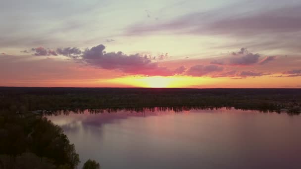 Prachtige zonsondergang met wolken over de rivier in aanbouw huizen in het donker, Oekraïne, Kiev op 6 mei. — Stockvideo