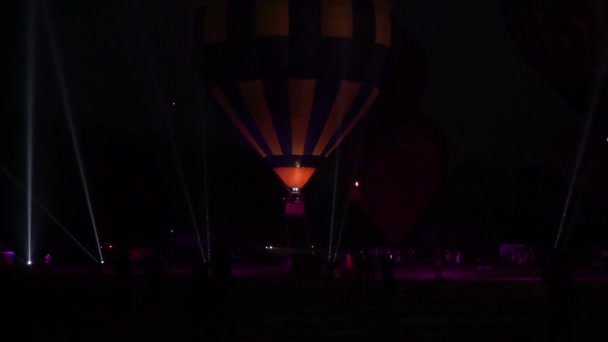 Sıcak hava balonu festivali, Gece Işığı Şovu Ukrayna, ağır çekim. Kiev 18 Aralık 2020 — Stok video