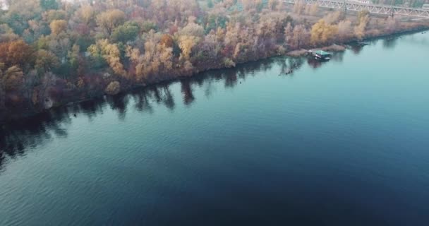 Opstijgen van eilanden en rivieren in de herfst, tegen de achtergrond van Kiev, Oekraïne. — Stockvideo