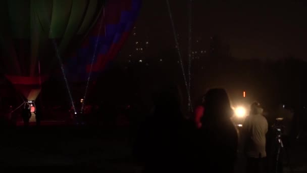 Festival de balão de ar quente, Night Light Show Ucrânia, câmera lenta. Kiev 18 de dezembro de 2020 — Vídeo de Stock