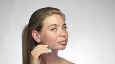 Siyah gömlek giyen biri.