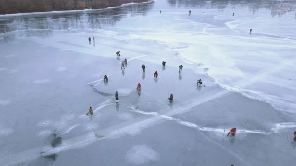 Vista a volo d'uccello dei pescatori sul ghiaccio in inverno in una giornata fredda nuvolosa — Video Stock