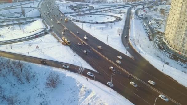 Rusningstid trafikstockningar, trafikstockningar, trafikstockningar under solnedgången. Solig vinterdag — Stockvideo