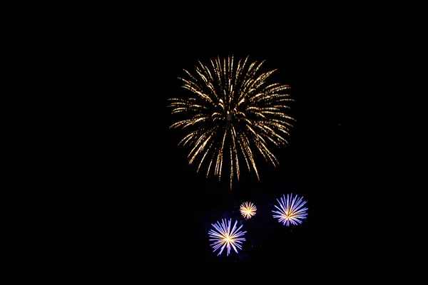 Feux d'artifice colorés dans une nuit de célébration — Photo