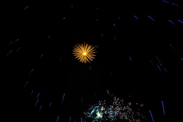 Fuochi d'artificio colorati in una notte celebrativa — Foto Stock