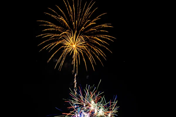 Fuochi d'artificio colorati in una notte celebrativa — Foto Stock