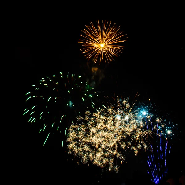Красочные фейерверки в праздничную ночь — стоковое фото