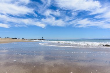 Gökyüzü yansıması ile Pacific Beach