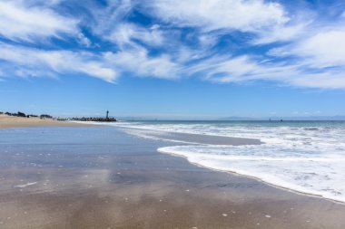 Gökyüzü yansıması ile Pacific Beach