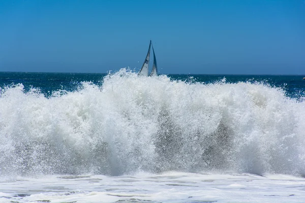 Плаваючий човен з Тихого океану величезні хвилі — стокове фото