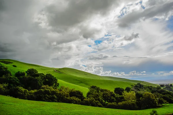 Montagna verde sotto una nuvola pesante — Foto Stock