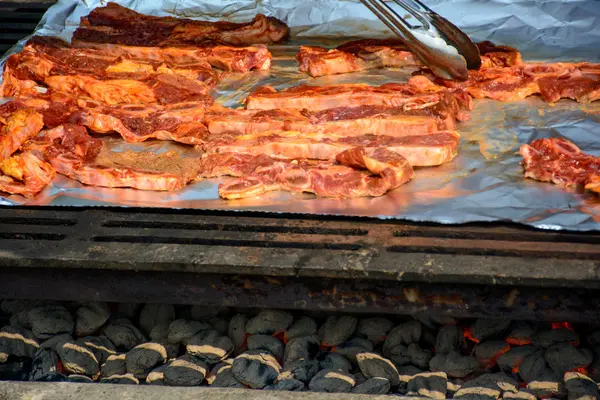 Costole da barbecue in fiamme di carbone — Foto Stock