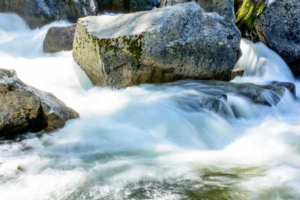 Roca en el río — Foto de Stock