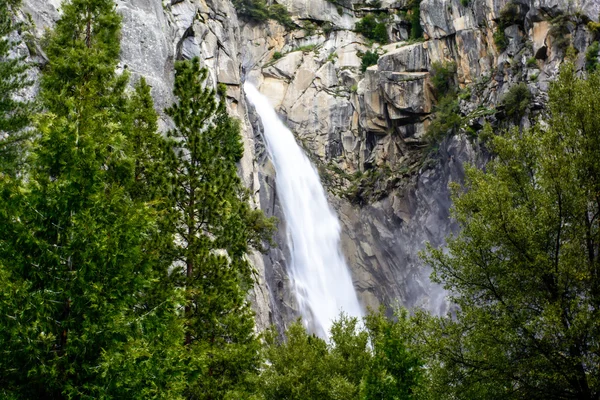Yosemite καταρράκτη με γκρεμό — Φωτογραφία Αρχείου