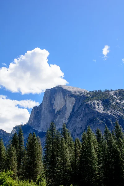Yosemite Mountain under blue sky and white cloud — Stock Photo, Image