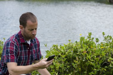 Adam kullanan akıllı telefon.