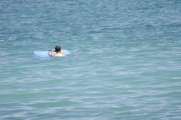 Hombre nadando con boogie board . —  Fotos de Stock