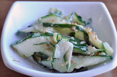 doğranmış salatalık ile