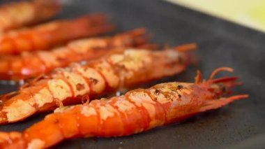 Limonlu ve otlu karides.