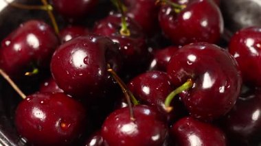 Parlak kırmızı kirazların yakın çekimi