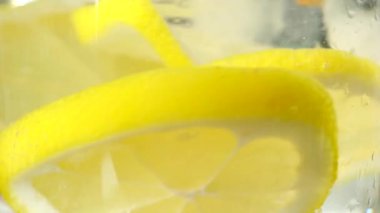 Buz küplü sarı limonata - yavaş çekimde yakın çekim