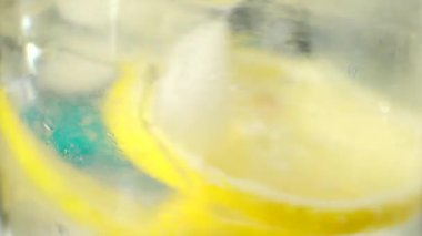 Buz küplü sarı limonata - yavaş çekimde yakın çekim