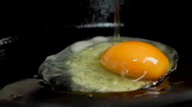 Besleyici kahvaltıda yakın plan yumurta.