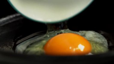 Besleyici kahvaltıda yakın plan yumurta.