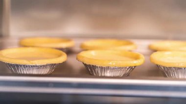 Fırında yumurtalı tart yapıyorum.