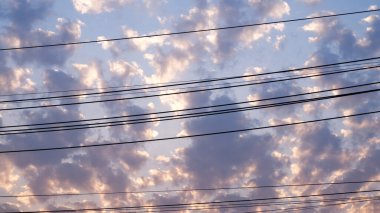 Yumuşak güneş ışığıyla gökyüzü arkaplanını bulutlandırır. Gökyüzü ve bulut dokusunun doğa duvar kâğıdı. Yumuşak mavi, beyaz, yüksek görüş, iyi titreşim, pofuduk, pastel, basım ve kaplama için asgari konsept. Gökyüzü dokusu arkaplanı.
