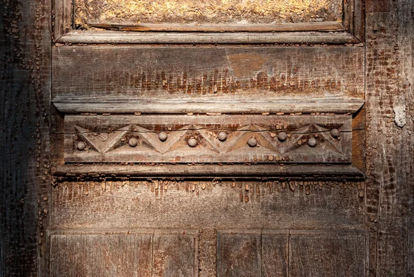 Ancient design with geometric patterns on historical wooden door — Stock Photo, Image