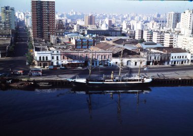 Arjantin Buenos Aires şehri La Boca Arjantin Donanması 'nın tarihi fırkateyni ile nehrin havadan görünüşü