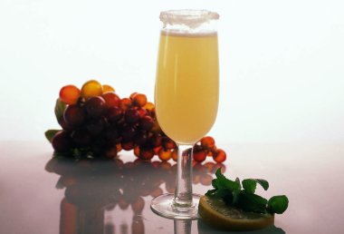 Peru, Meksika, Şili geleneksel likörü taze limonlu, paslı siyah masada.,