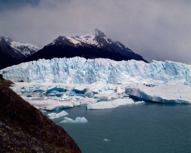 Patagonya, Arjantin 'deki Perito Moreno buzulu. Arjantin 'in Santa Cruz eyaletindeki Los Glaciares Ulusal Parkı. Patagonya 'nın en önemli turistik merkezlerinden biridir.