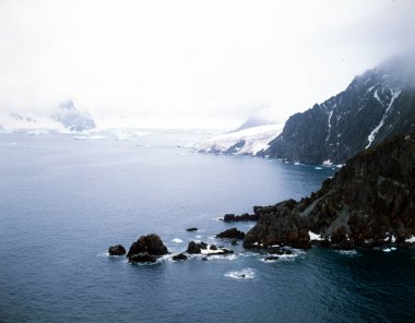Önünde buzdağları olan Antarktika manzarası. Antarktika Yarımadası, Antarktika