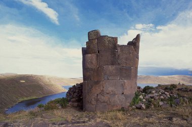 Sillustani, Peru 'da Puno yakınlarındaki Umayo Gölü kıyısında İnka öncesi bir mezarlıktır..