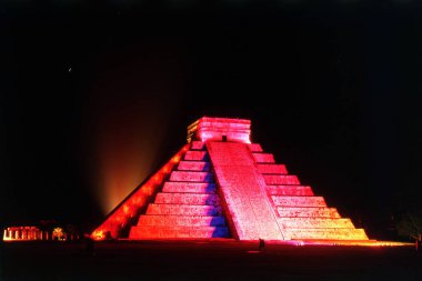 Chichenitza Pyamid uygarlığı gece Meksika 'da yok ediyor.