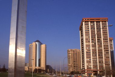 Santiago Şili, modern yapı kulesi yansıması