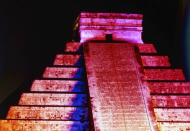 Chichen Idza Kolombiya öncesi şehir Maya halkı tarafından inşa edildi.