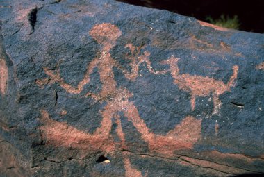 Tarih öncesi insanların taş oymacılığını yapan antik kaya oymacılığı. Rock sanatı, talampaya ulusal parkı la rioja arjantin.