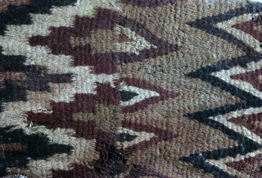 Paracas tekstili Peru 'da bir mezarlıkta bulundu. Nekropolis, M.Ö. 200,300 yılında Paracas kültürünün nakışlı tekstil ürünlerine sarılmış ve mumyalanmış 420 ceset tutuyordu.