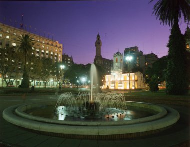 Geceleyin Arjantin Plaza de Mayo Cabildo binası.