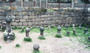 Chucuito, Puno Peru 'daki tarih öncesi İnkalar doğurganlık tapınağındaki taş fallus.