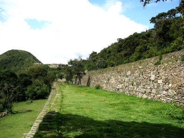 Bu antik İnka şehri Choquequirao Machupicchu 'nun küçük kız kardeşi olarak bilinir. Çeşitli araştırmalara göre Choquequirao aynı zamanda bir kale ve tören merkezi olacak..