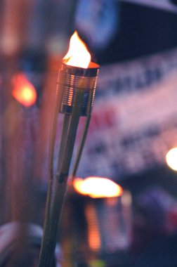 Protestocular, Evita Peron 'un gece vakti sokakta düzenlenen meşale mitingi sırasında meşalelerini kaldırdılar.