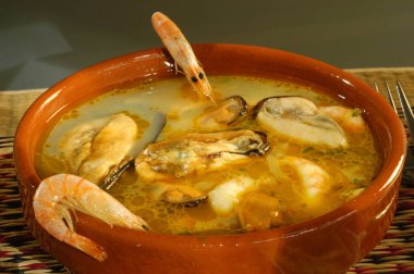 Geleneksel biber, balık çorbası, karides midyesi, deniz ürünleri çorbası, deniz ürünleri, baharat, balık çorbası, karides, karides yemeği.