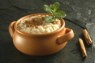 tarçın ile kremsi sütlaç. pirinç, süt, yumurta, vanilya ve şeker yapılmış basit, besleyici bir tatlı.