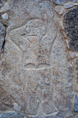 Peru 'nun Casma merkez kıyısı yakınlarındaki Sechin arkeolojik kompleksinde işlenen cinayetlerin failleri ve savaşçıları temsil eden ferahlık.